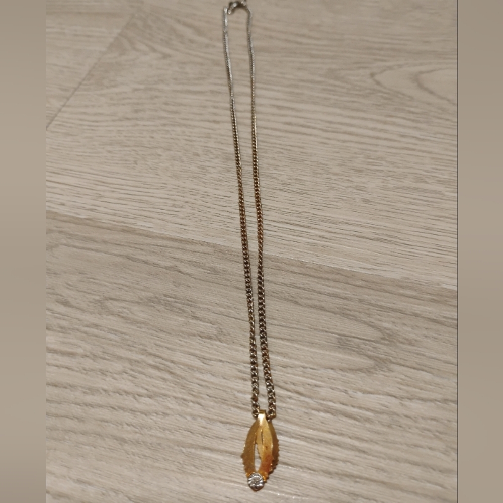 Elegant Gold Leaf Pendant Necklace